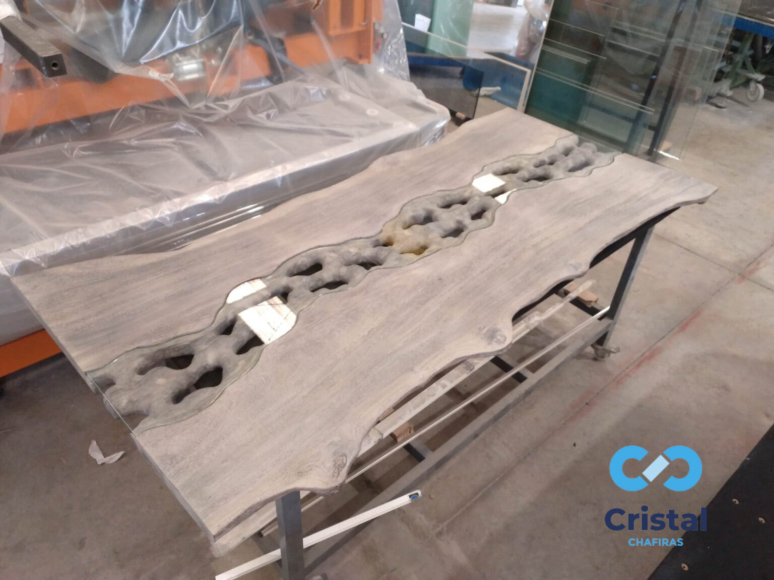 mesa decorativa de madera con cristal tenerife 1